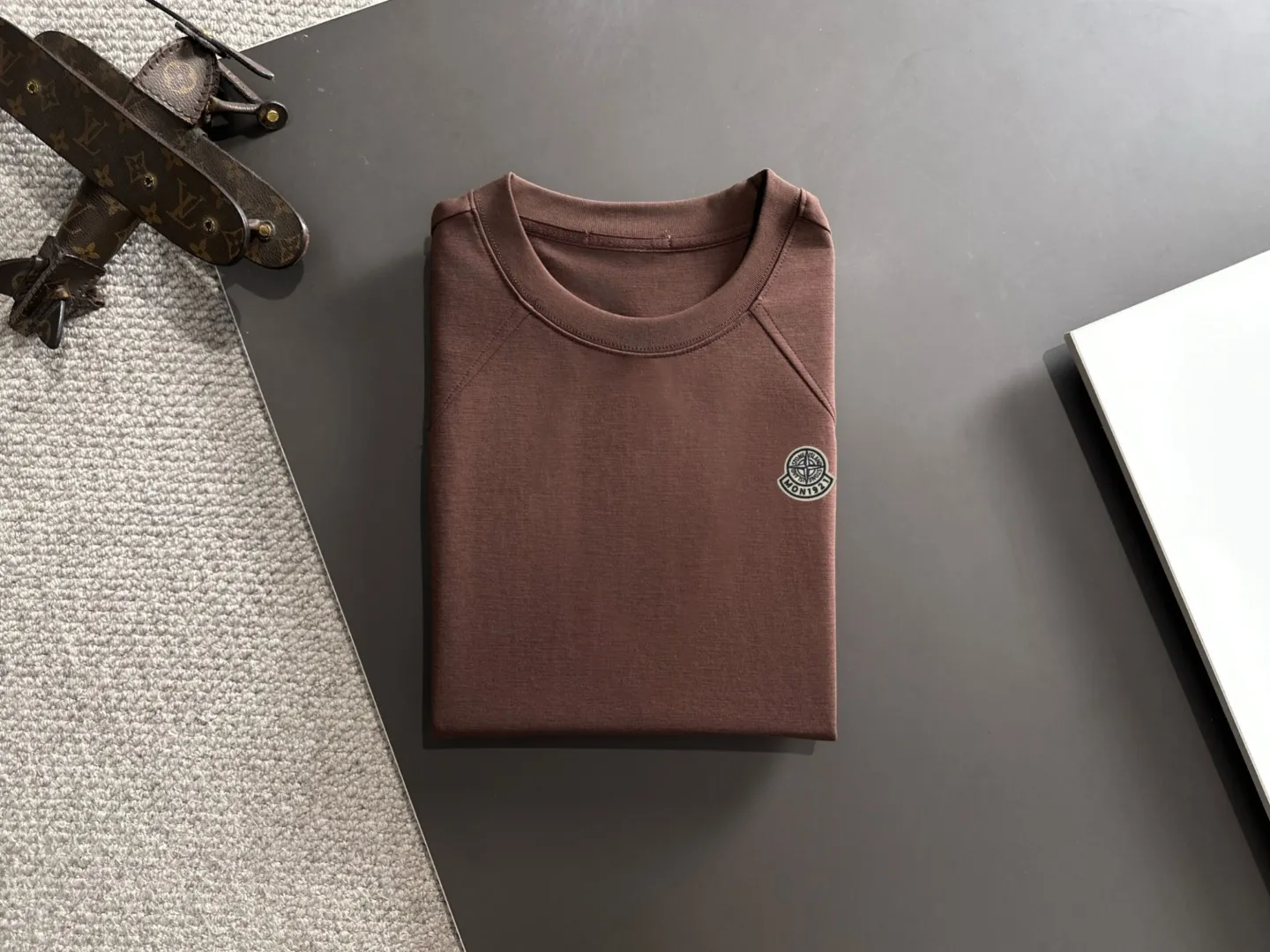Next day shipment P300 High version Stone lsland/Stone Island 25ss spring and summer new high-end T-shirt Made with machines imported from Italy. Truly the most luxurious and high-quality style that you can wear with your eyes closed. Heavy combed fabrics. High-strength and heavy-weight fabrics feel substantial when weighed. The upper body is more textured than ordinary T-shirts and is not easy to deform. This texture can cope with the weather, absorb sweat and breathable, and is suitable for both hot and cold conditions! Perfectly produced with reference to the original stitch and stitch! The loose fit design is super noble. Custom-woven signature ribbed collar, cuffs, and hem. Really rare and rare goods Size: M-XXXL